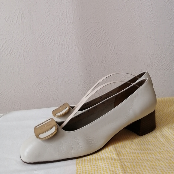RARE Vintage Ferragamo White Leather Block Heels - Picture 5 of 6